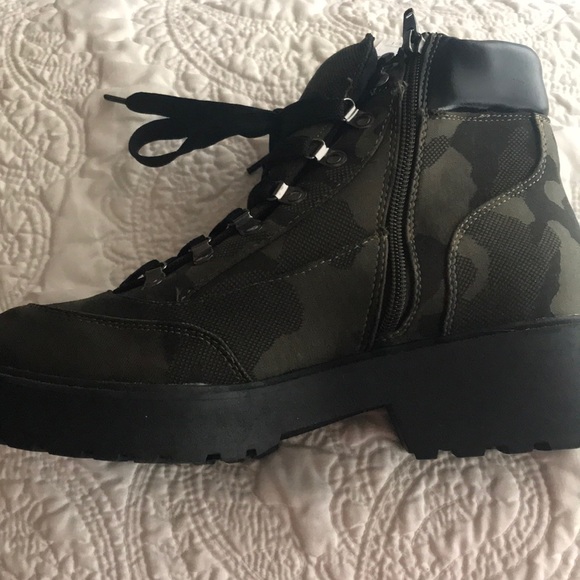 Chunky Combat Hiking Boots Camo - Picture 2 of 4